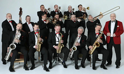 Государственный камерный оркестр джазовой музыки имени Олега Лундстрема<br>
Дирижёр — Борис Фрумкин<br>