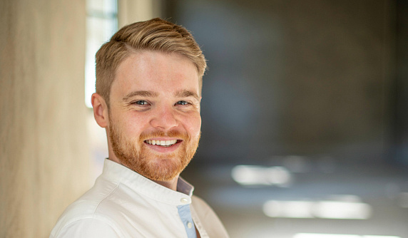 Аарон Годфри-Майес - Фото