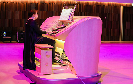 Главный органист и хранитель Большого концертного органа Зала Зарядье Лада Лабзина в программе «Тавор в мажоре» на радио «Орфей» фото